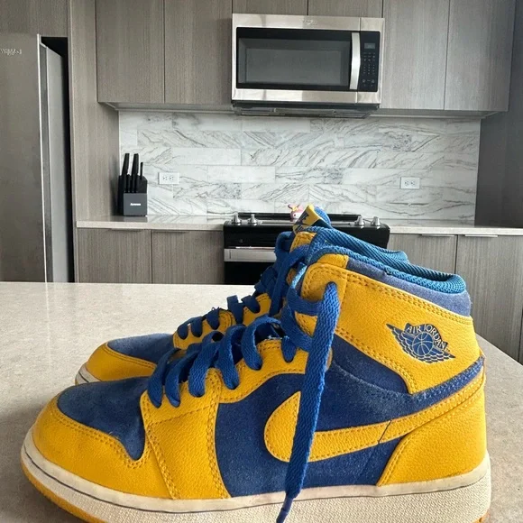 Jordan 1s Laney (suede) - Picture 2 of 6
